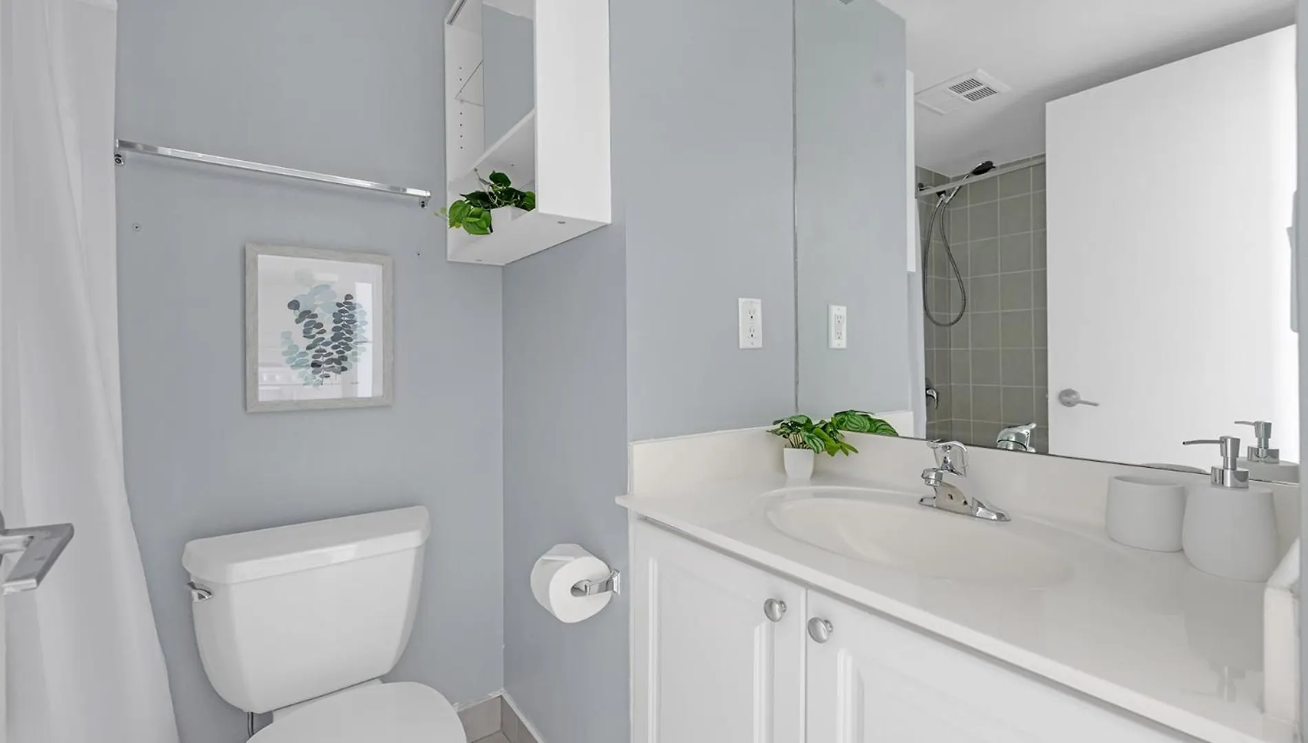 Breathtaking Lakeview Condo Free Parking Toronto
