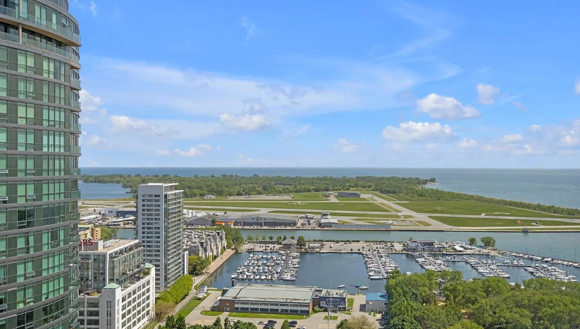 Breathtaking Lakeview Condo Free Parking Toronto Apartment