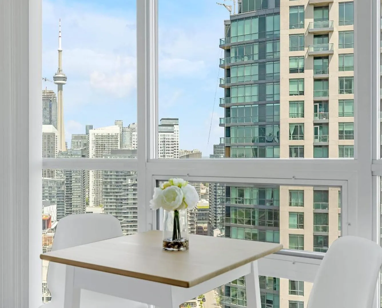 Breathtaking Lakeview Condo Free Parking Toronto Apartment