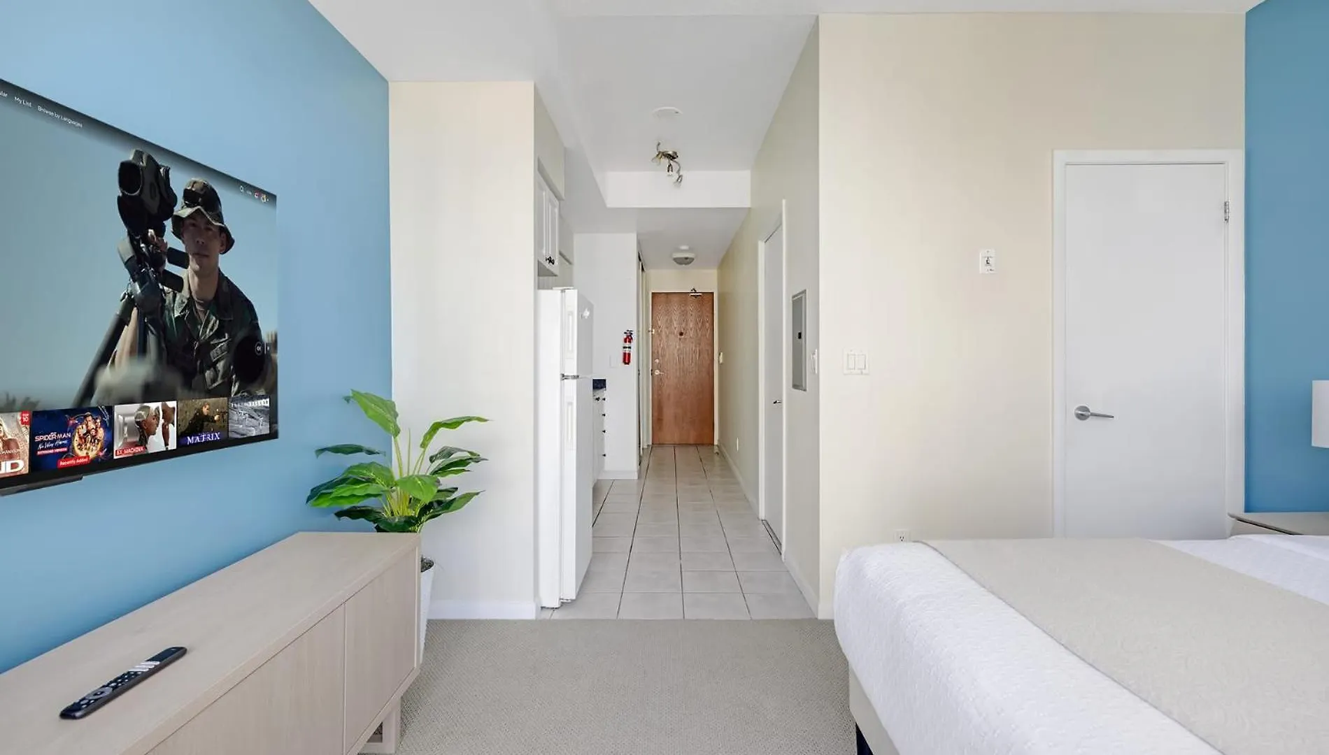Breathtaking Lakeview Condo Free Parking Toronto