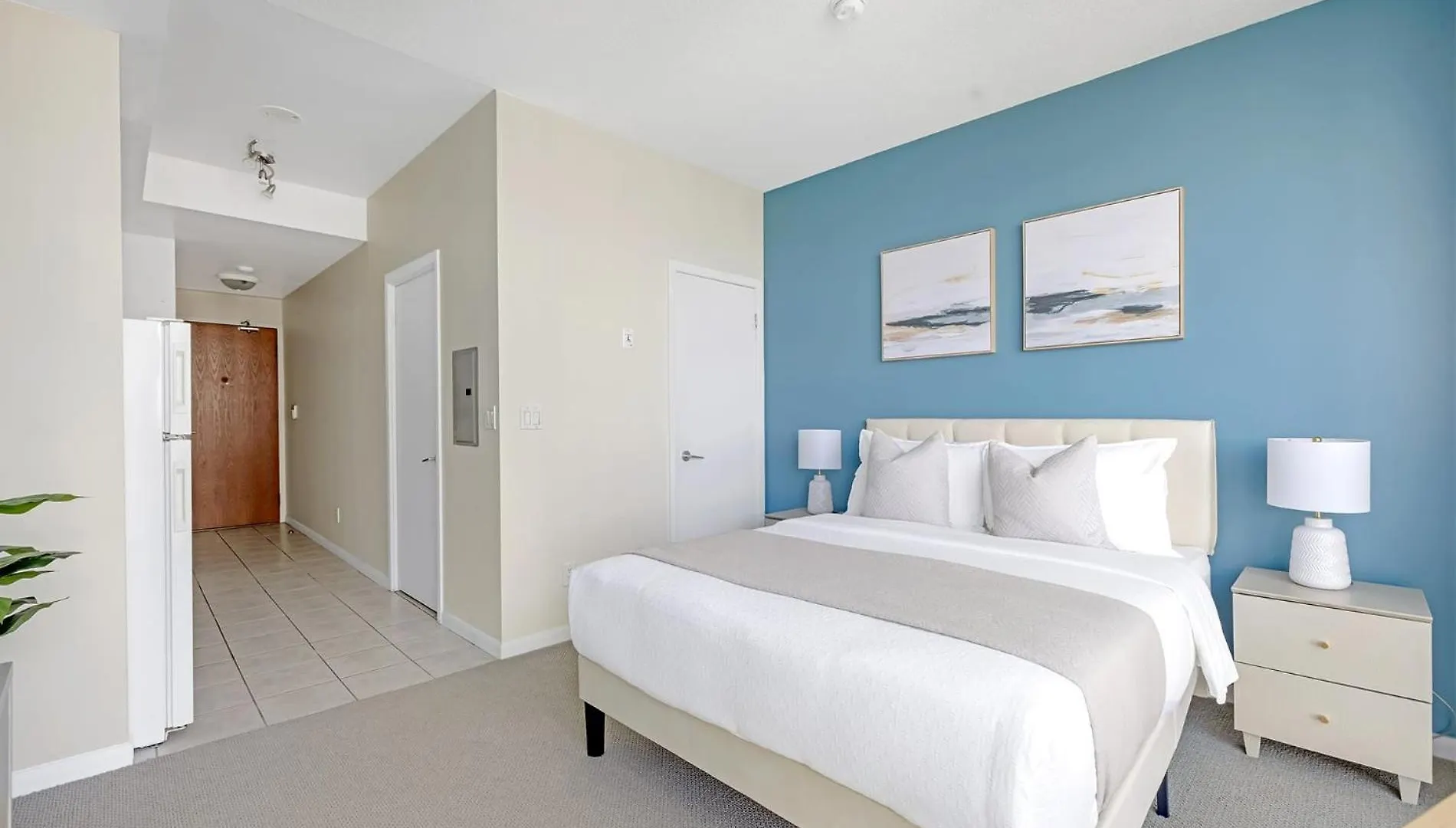 Breathtaking Lakeview Condo Free Parking Toronto Apartment