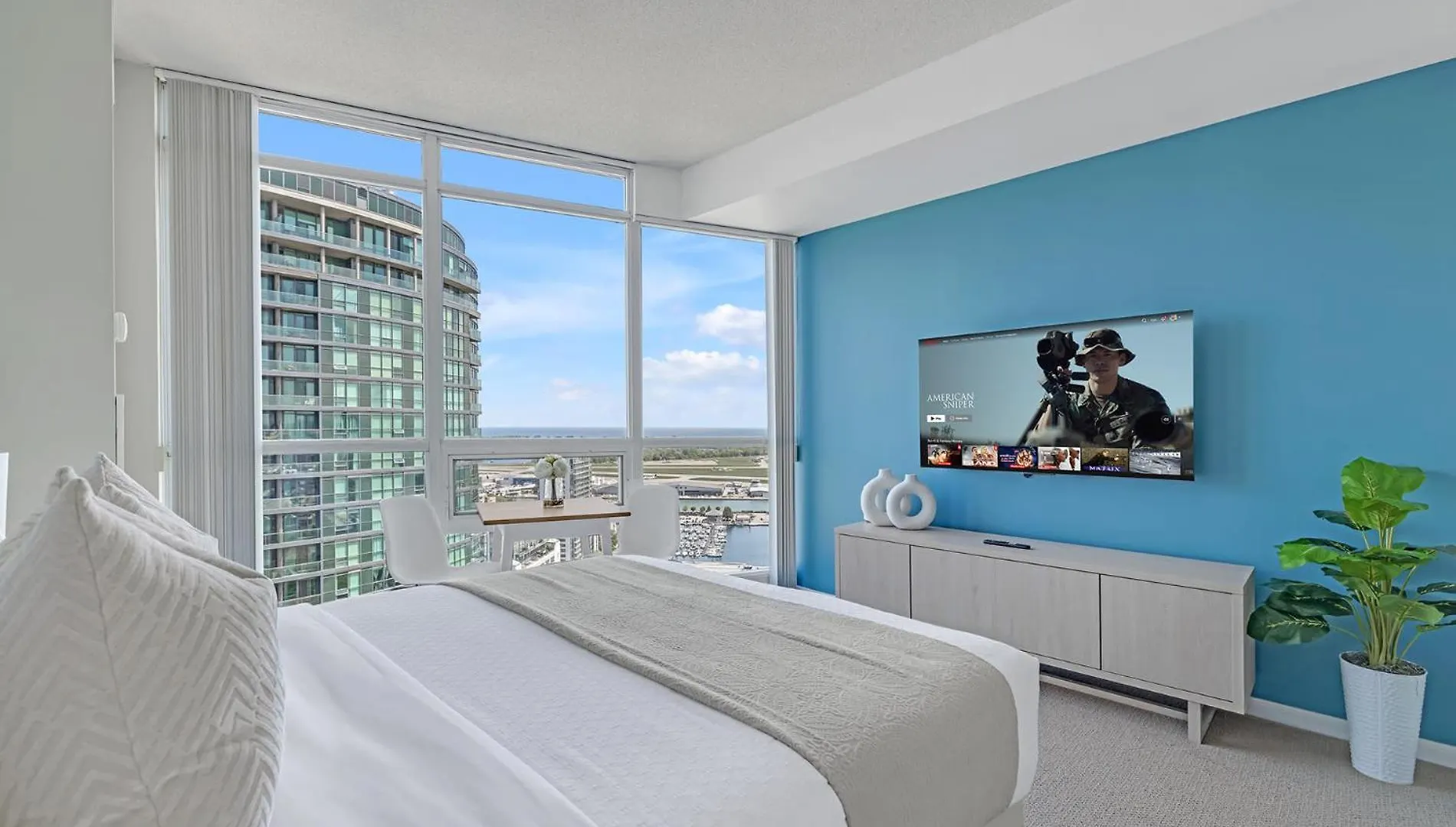 Breathtaking Lakeview Condo Free Parking Toronto